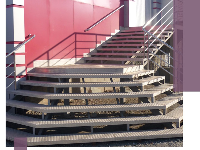 Лестницы для магазина в Вологде — изготовление и монтаж