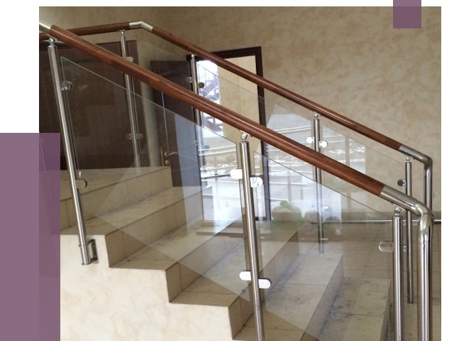 Комбинированные перила из металла и дерева в Вологде